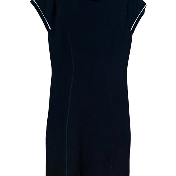 Slim figure hugging little black dress - Picture 2 of 5